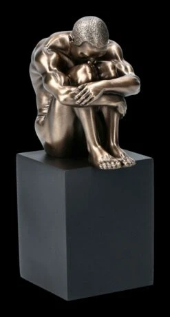 Akt Figur - Kauernder Mann Auf Monolith