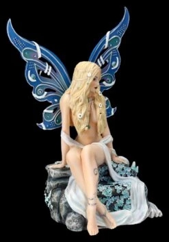 NEMESIS NOW Elfen Figur - Jewelled Sapphire Groß -Charaktermodell Geschäft 2D FS26973 Elfen Figur Jewelled Sapphire gross 5 1280x1280