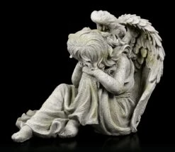 Engel Gartenfigur - Träumend -Charaktermodell Geschäft Engel Gartenfigur Sitzend Mit Einem Angezogenem Bein 4 1280x1280