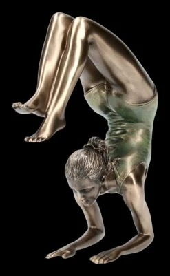 Weibliche Yoga Figur - Vrischikasana Stellung