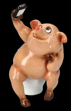 Lustige Schweine Figur - Selfie Am Klo -Charaktermodell Geschäft FS25945 Lustige Schweine Figur Selfie am Klo 2 1280x1280