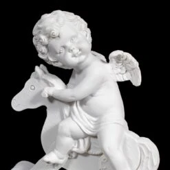 Weiße Cherub Figur Auf Schaukelpferd -Charaktermodell Geschäft Weisse Cherub Figur Auf Schaukelpferd 6 1280x1280